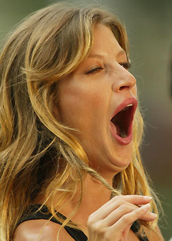 Gisele - Celebrities yawning